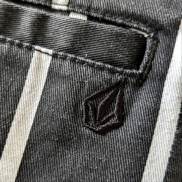 Volcom Black and White Mini Skirt, size medium (8) - Picture 5 of 6